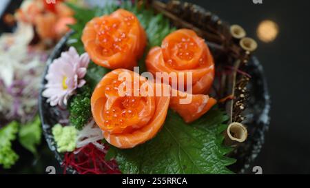 Lachs Sushi Japanisches Essen. Auf dem Tisch im Restaurant. Japanische Küche Sashimi Lachs Sushi Nigiri. Stockfoto