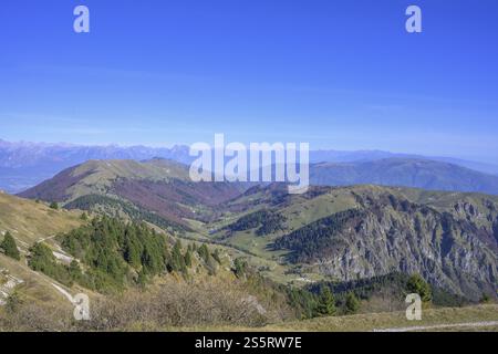 Blick vom Kriegsdenkmal Sacrario Militare del Monte Grappa auf die Felsen des Meatte Pfades, Valbrenta, Provinz Vicenza, Italien, Europa Stockfoto