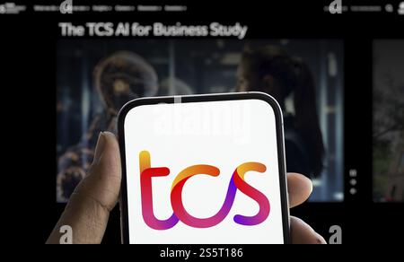 Das TCS-Logo wird auf dem Smartphone angezeigt. Tata Consultancy Services (TCS) ist ein indisches multinationales Technologieunternehmen Stockfoto