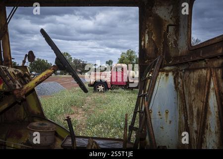 View of an International 190, Baujahr 1952, alter Plattformwagen, Oldtimer-Wrack, Mullewa, Western Australia, Australien, Ozeanien Stockfoto
