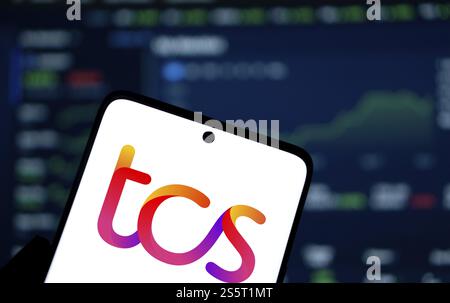 Das TCS-Logo wird auf dem Smartphone angezeigt. Tata Consultancy Services (TCS) ist ein indisches multinationales Technologieunternehmen Stockfoto