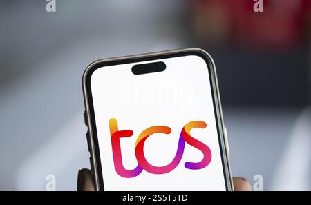 Das TCS-Logo wird auf dem Smartphone angezeigt. Tata Consultancy Services (TCS) ist ein indisches multinationales Technologieunternehmen Stockfoto
