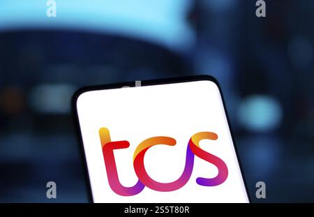Das TCS-Logo wird auf dem Smartphone angezeigt. Tata Consultancy Services (TCS) ist ein indisches multinationales Technologieunternehmen Stockfoto