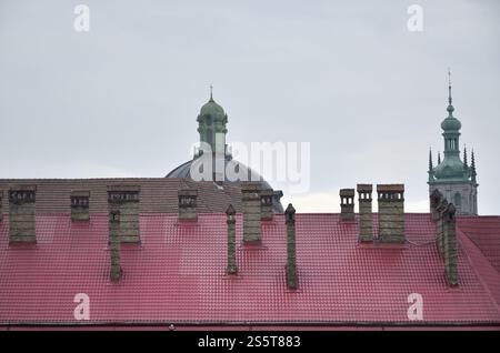 Fragment einer Metalldach des restaurierten alten mehrstöckiges Gebäude in Lemberg, Ukraine Stockfoto