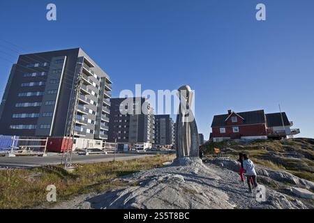Kolonialhäuser und Apartmentblöcke in Nuuk, Grönland, Nordamerika Stockfoto