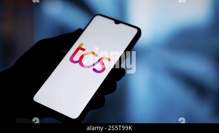 Das TCS-Logo wird auf dem Smartphone angezeigt. Tata Consultancy Services (TCS) ist ein indisches multinationales Technologieunternehmen Stockfoto