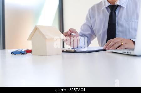 Sales Manager Beratung Anmeldeformular Dokument, wenn man bedenkt, Hypothek Darlehen Angebot für Auto und Haus Versicherung Stockfoto