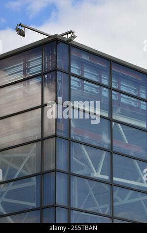 Die Ecke der verglasten Bürogebäude mit der integrierten modernen street lamp Stockfoto