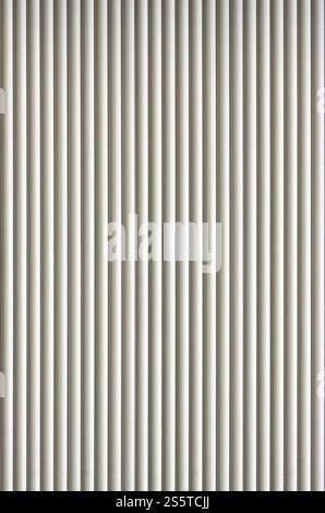 Die Struktur der Tür oder des Fensters in Hellgrau. Metalltore oder Rollläden für Garagen oder Geschäfte, Blechstruktur, Stahlwalzen Stockfoto