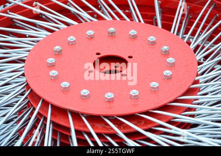 Neuer roter zedder für Anhänger in Landmaschinen zum Sammeln von Heu. Nahaufnahme Stockfoto