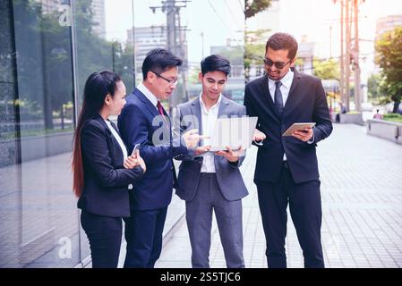 Gruppenvielfalt Partner Geschäftstreffen Vertrauen in Geschäftsmann und tam miteinander reden Moderne Stadt asiatische Teamarbeit Zusammenarbeit Team Meeting Communica Stockfoto