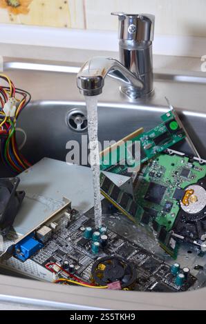 PC-Reinigung metaphorisches Konzept. Hardware in Küchenspüle unter dem Wasserfluss. Hardware in Küchenspüle unter dem Wasserstrom-Computer Stockfoto