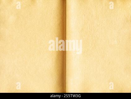 Altes offenes mittelalterliches Buch mit abgenutzten Pergamentblättern. Leeres strukturiertes Manuskript, Kopierraum. Altes offenes mittelalterliches Buch mit abgenutzten Pergamentblättern Stockfoto