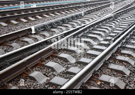 Foto Fragment der Bahngleise in das regnerische Wetter Stockfoto