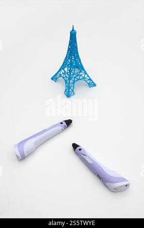 3D-Griffstift und 3D-Malfiguren. Konzept der MINT-Erziehung - Neues Spielzeug für Kinder zum Spielen und Lernen in der Schule und zu Hause. 3D-Griffstift und Stockfoto