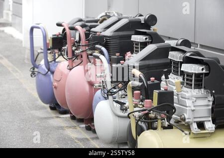 Viele neue Luftkompressoren Druckpumpen Nahaufnahme Stockfoto