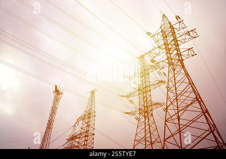Türme Stromleitungen vor bewölktem Himmel Hintergrund. Stromübertragungsmasten Stockfoto
