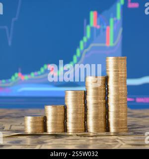 Goldene Münzstapel als Grafik angeordnet. Immer größer werdende Münzsäulen, Stufenmünzen. Geschäfts- und Finanzkonzepte. Goldene Münzstapel Stockfoto