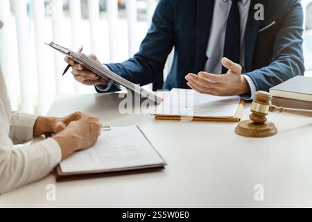 Rechtsanwalt Legal Counsel legt dem Mandanten einen unterzeichneten Vertrag mit Gavel und Rechtsrecht vor. Geschäftspartnerschaftssitzung für justiz und Anwalt Stockfoto