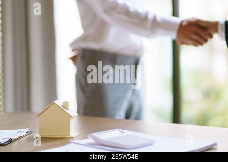 Genehmigter Stempel mit Geschäftsleuten, die einen Vertrag mit Immobilienberater-Hausversicherung unterzeichnen Immobilienversicherung Stockfoto