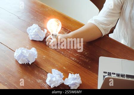 Idee des Geschäftsreisenden, der Glühbirne hält Konzept Kreativität mit Glühbirnen Stockfoto