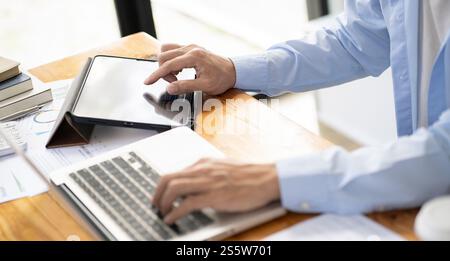 Geschäftsmann, der mit einem Laptop arbeitet, Hände auf einer Tastatur tippen. Professioneller Investor, der ein neues Start-up-Projekt durchführt. Geschäftsplanung in Stockfoto