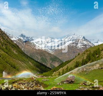 Regenbogen im Bewässerungswasser Tüllen im Sommer Alpen Berg (Schweiz, in der Nähe von Zermatt) Stockfoto