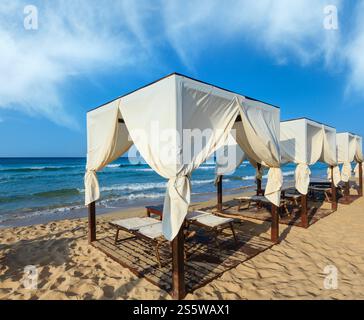 Luxuriöse Strandzelte Baldachin am Morgen Paradies weißer Sandstrand die Malediven von Salento (Pescoluse, Salento, Apulien, Süditalien). Am meisten Stockfoto