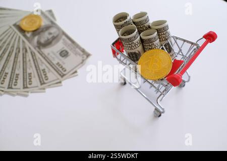 Online-Shopping mit Coins Bitcoin. Trolley-Wagen, der Kryptowährung kauft Stockfoto