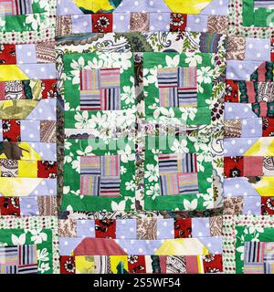 Textilhintergrund – Details der handgefertigten quadratischen Patchwork-Steppdecke Stockfoto