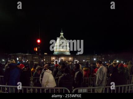 Eine Reihe von Menschen unterschiedlichen Alters wartet nachts auf die Aufnahme in die Capitol Rotunde während der Staatsliegenschaft von Präsident Jimmy Carter. Stockfoto