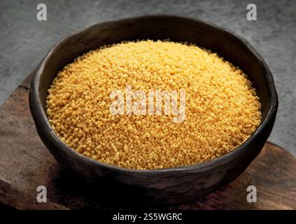 Couscous auf dunklem Hintergrund. Traditionelles Vollkorn. Stockfoto