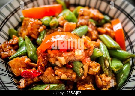 Nahaufnahme des köstlichen indonesischen Mittagsmenüs mit TIR Fry Tempeh und Bohnen, serviert in einer Schüssel Stockfoto