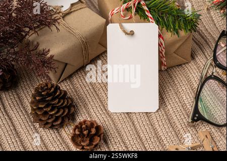 Transparentes Etikett und Geschenkbox auf dem Pullover Stockfoto