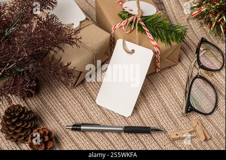 Transparentes Etikett und Geschenkbox auf dem Pullover Stockfoto