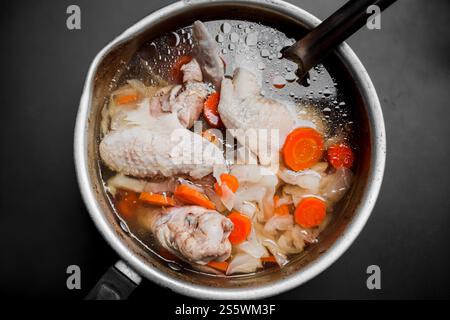 Hausgemachte Hühnersuppe in einer Soße Stockfoto
