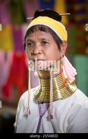 Porträt einer alten Padaung mit langem Hals, Inle Lake, Myanmar (Birma) Stockfoto