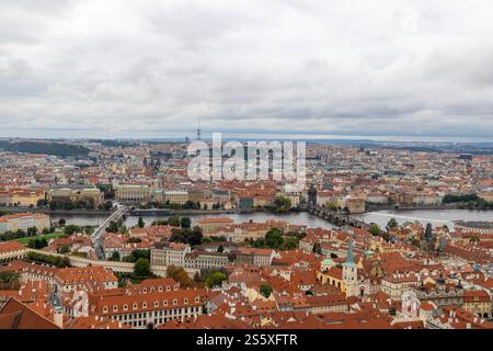 Blick auf das Stadtzentrum von Prag von der Prager Burg mit der Kuppel der Nikolaikirche in mala Strana und Brücken über die Moldau Stockfoto