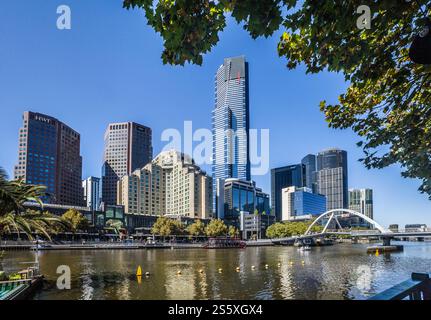 Blick auf Melbournes Southbank Viertel mit Yarra Rivver, Evan Walker Bridge und dem majestätischen Eureka Tower, Melbourne, Victoria, Australien Stockfoto