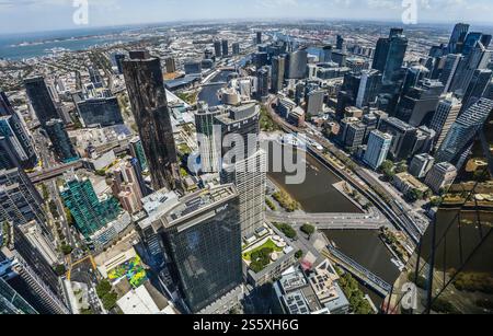 Aus der Vogelperspektive auf das CBD und das Southbank Hochhaus und den Yarra River, Melbourne, Victoria, Australien Stockfoto