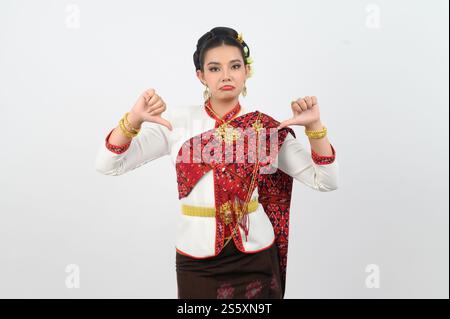 Porträt Junge schöne Frau kleidet sich in der thailändischen nordöstlichen Region, steht mit Daumen nach oben und fühlt sich aufgeregt und schaut zur Kamera, Kopierraum für Stockfoto