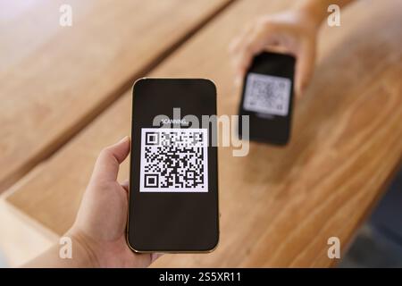 QR-Code-Zahlung. E-Wallet. Man Scanning Tag akzeptiert generiert digitale Bezahlung ohne Geld.Scannen QR Code Online Shopping bargeldlose Zahlung und Verifika Stockfoto