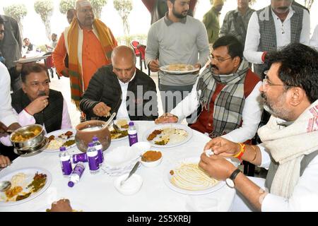 Indien. Januar 2025. PATNA, INDIEN - 14. JANUAR: Bihar JDU-Präsident Umesh Kushwaha, zusammen mit BJP-Staatspräsident Dilip Jaiswal und NDA-Führern, die am 14. Januar 2025 in Patna, Indien, das Makar Sankranti-Festival feiern. (Foto: Santosh Kumar/Hindustan Times/SIPA USA) Credit: SIPA USA/Alamy Live News Stockfoto