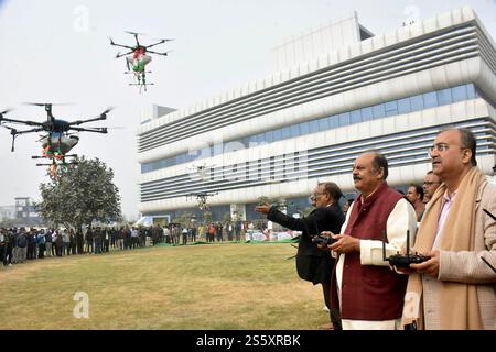 Indien. Januar 2025. PATNA, INDIEN - 14. JANUAR: Bihar Landwirtschaftsminister Mangal Pandey fliegt Drohnen anlässlich des Makar Sankranti Festivals in Krishi Bhawan am 14. Januar 2025 in Patna, Indien. (Foto: Santosh Kumar/Hindustan Times/SIPA USA) Credit: SIPA USA/Alamy Live News Stockfoto