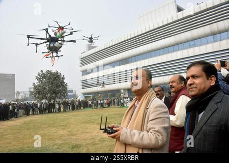 Indien. Januar 2025. PATNA, INDIEN - 14. JANUAR: Bihar Landwirtschaftsminister Mangal Pandey fliegt Drohnen anlässlich des Makar Sankranti Festivals in Krishi Bhawan am 14. Januar 2025 in Patna, Indien. (Foto: Santosh Kumar/Hindustan Times/SIPA USA) Credit: SIPA USA/Alamy Live News Stockfoto