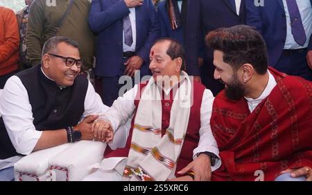 Indien. Januar 2025. PATNA, INDIEN - 14. JANUAR: Gewerkschaftsminister und Präsident der Lok Janshakti-Partei (Ramvilas) Chirag Paswan und Vijay Sinha, stellvertretender Ministerpräsident von Bihar, während des Makar Sankranti-Festivals am 14. Januar 2025 im Parteibüro in Patna, Indien. (Foto: Santosh Kumar/Hindustan Times/SIPA USA) Credit: SIPA USA/Alamy Live News Stockfoto