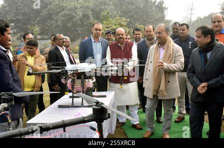 Indien. Januar 2025. PATNA, INDIEN - 14. JANUAR: Bihar Landwirtschaftsminister Mangal Pandey sieht Drohnen während der Drohnenausstellung anlässlich des Makar Sankranti Festivals in Krishi Bhawan am 14. Januar 2025 in Patna, Indien. (Foto: Santosh Kumar/Hindustan Times/SIPA USA) Credit: SIPA USA/Alamy Live News Stockfoto