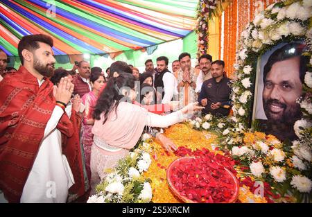 Indien. Januar 2025. PATNA, INDIEN – 14. JANUAR: Der EU-Minister und Präsident der Lok Janshakti Party (Ramvilas), Chirag Paswan, würdigt seinen Vater Ramvilas Paswan während des Makar Sankranti Festivals am 14. Januar 2025 im Parteibüro in Patna, Indien. (Foto: Santosh Kumar/Hindustan Times/SIPA USA) Credit: SIPA USA/Alamy Live News Stockfoto