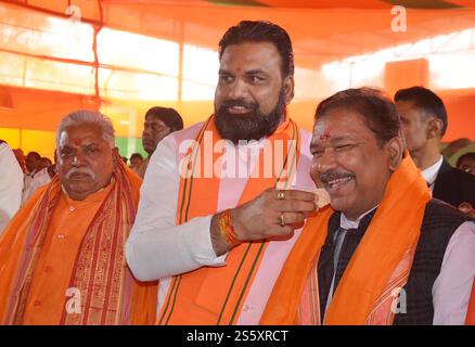 Indien. Januar 2025. PATNA, INDIEN - 14. JANUAR: Bihar stellvertretender Ministerpräsident Samrat Choudhary bietet Tilkut dem Bihar BJP-Präsidenten Dilip Jaiswal während des Makar Sankranti Festivals im Büro des BJP am 14. Januar 2025 in Patna, Indien an. (Foto: Santosh Kumar/Hindustan Times/SIPA USA) Credit: SIPA USA/Alamy Live News Stockfoto