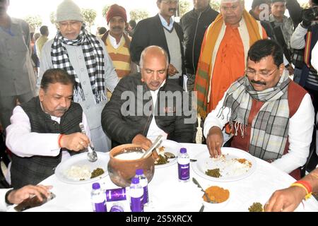 Indien. Januar 2025. PATNA, INDIEN - 14. JANUAR: Bihar JDU-Präsident Umesh Kushwaha, zusammen mit BJP-Staatspräsident Dilip Jaiswal und NDA-Führern, die am 14. Januar 2025 in Patna, Indien, das Makar Sankranti-Festival feiern. (Foto: Santosh Kumar/Hindustan Times/SIPA USA) Credit: SIPA USA/Alamy Live News Stockfoto